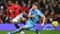 Bek Manchester United (MU), Aaron Wan-Bissaka berusaha mencetak gol ke gawang Burnley dalam pertandingan pekan ke-24 kompetisi Liga Inggris 2019-2020 di Old Trafford, Rabu (23/1/2020). Manchester United (MU) tidak berdaya di kandang sendiri usai takluk 0-2 dari Burnley. (Paul ELLIS/AFP)