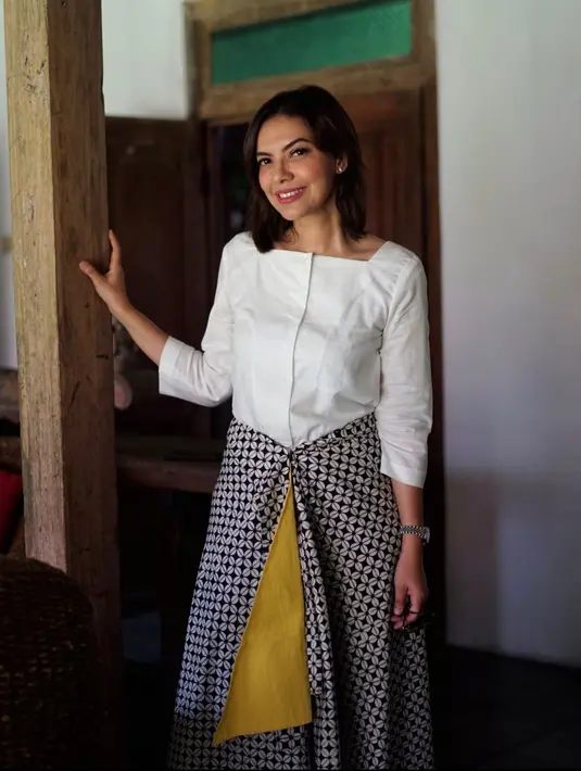 Baju putih dengan kerah square neck sangat cocok untuk dipadu padankan dengan kain batik sebagai bawahannya. (instagram/najwashihab)