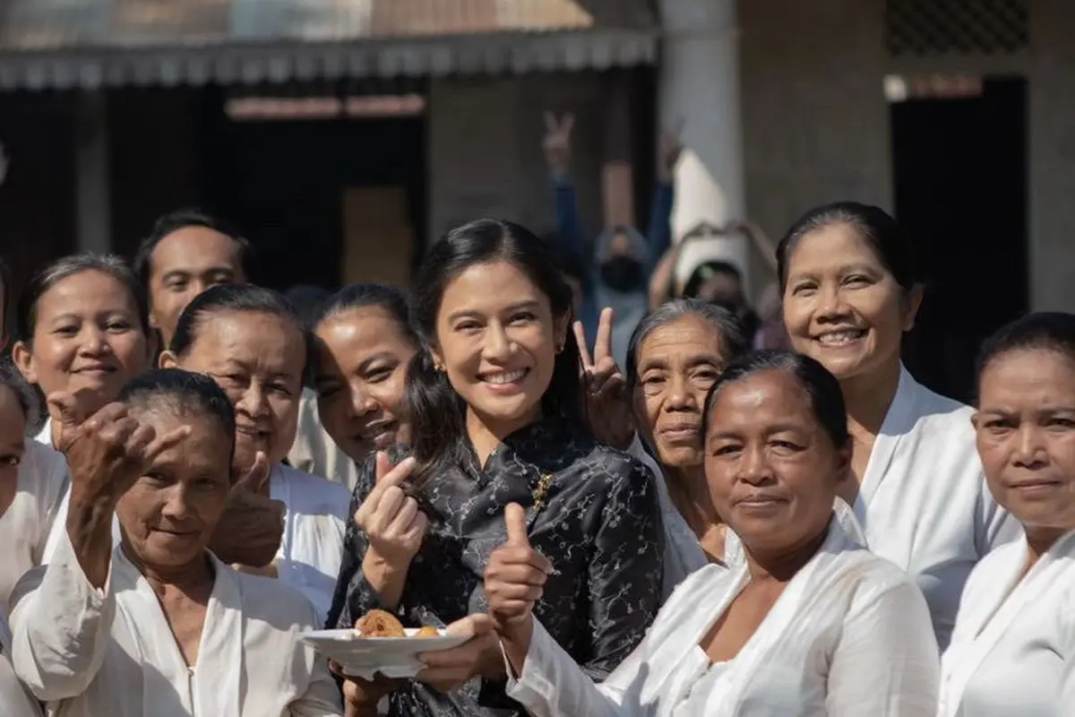 Kebaya Hitam dan Putih Jeng Yah yang Diperankan Dian Sastrowardoyo