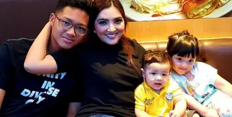 Azriel Hermansyah anak kedua dari pernikahan Anang Hermansyah dengan Krisdayanti mulai beranjak dewasa. Azriel juga mulai banyak berubah. Dan kini minta di belikan motor sama bundanya, Ashanty. (Instagram/ashanty_ash)