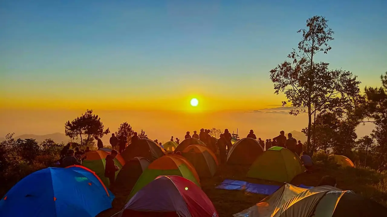 pesona utama Wadas Gantung yang merupakan camp sunrise tertinggi di Purbalingga, 1707 mdpl. (Foto: Liputan6.com/Galoeh Widura)