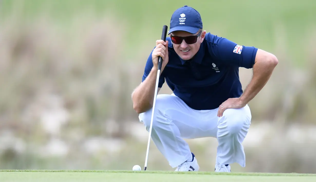 Pegolf Inggris, Justin Rose berkompetisi pada nomor perseorangan putra cabang golf di Olimpiade 2016, Kamis (11/8). Momen yang dilakukan Rose terasa spesial karena golf dipertandingkan di Olimpiade untuk pertama kalinya dalam 112 tahun. (Jim WATSON/AFP)