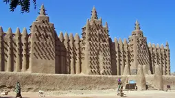 Masjid Djingareyber dibangun oleh Sultan Kankan Moussa pada 1327 setelah kembali dari Mekkah, antara tahun 1570 dan 1583. Masjid ini merupakan salah satu dari tiga masjid terbesar di kota Timbuktu. (dilemma-x.net)