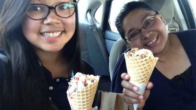 [Bintang] Selama 4 Tahun Gadis Ini Foto Bareng Ibunya, Foto Terakhir Bikin Banyak Orang Sedih