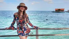 Selain senang dengan sepakbola, wanita kelahiran 12 April 1991 ini miliki hobi untuk berwisata alam. Salah satunya yakni pergi ke pantai. Guna menikmati keindahan pantai, wanita kelahiran 12 April 1991 ini kenakan topi agar menghalau teriknya sinar matahari. (Liputan6.com/IG/@intansaumadina)