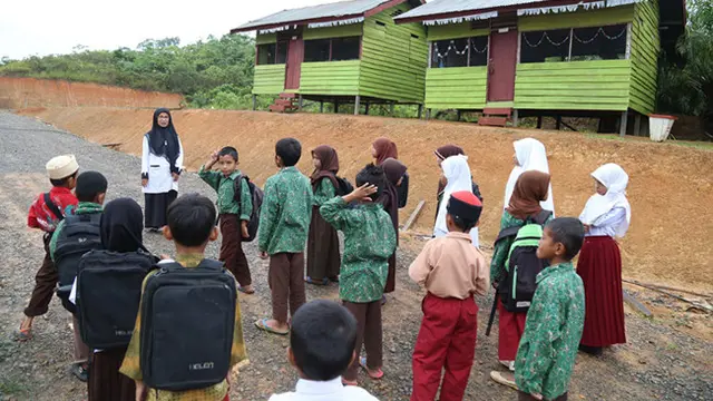 Perjuangan Suraidah, Membangun Optimisme di Sekolah Tapal Batas