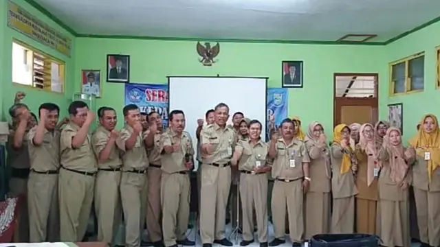 Foto tangkapan layar video dukungan ASN Dinas Pendidikan Purbalingga untuk kelanjutan kepemimpinan Bupati Purbalingga Dyah Hayuning Pratiwi. (Foto: Liputa6.com/Rudal Afgani)