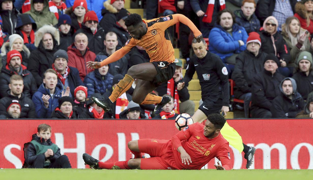 Aksi pemain Wolverhampton Wanderers, Nouha Dicko jmelompat menghindari terjangan pemain Liverpool,  Joe Gomez pada laga Piala FA putaran keempat di Anfield, Liverpool (28/1/2017). Liverpoool kalah 1-2. (Peter Byrne/PA via AP)