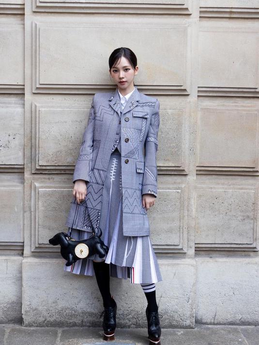 <p>Karina juga mempercantik penampilannya dengan sepatu platform berhak tinggi berwarna hitam. Ini membuat kakinya semakin terlihat jenjang.</p>