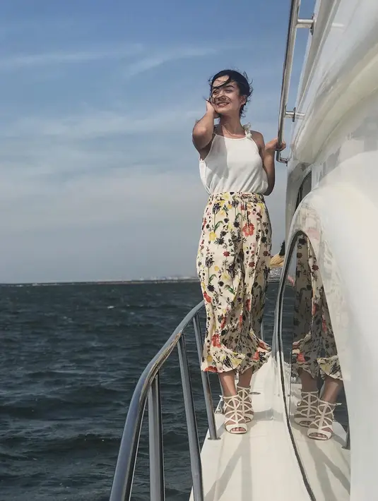 Ia juga menikmati hembusan angin ketika berada diatas kapal. Meski rambutnya berantakan diterpa angin, Ersya tetap cantik dengan balutan kaos putih tanpa lengan dan bawahan bermotif. Makin anggun dnegan sepatu bertali. (Liputan6.com/IG/@ersyaurel)