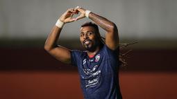 Carlos Fortes. Striker Arema FC asal Portugal berusia 26 tahun ini telah melepaskan 14 tembakan yang tepat sasaran dari total 26 percobaan yang dilakukan. Akurasinya mencapai 53,8 persen dan menghasilkan 5 gol ke gawang lawan dari 9 laga yang dijalani. (Bola.com/Bagaskara Lazuardi)