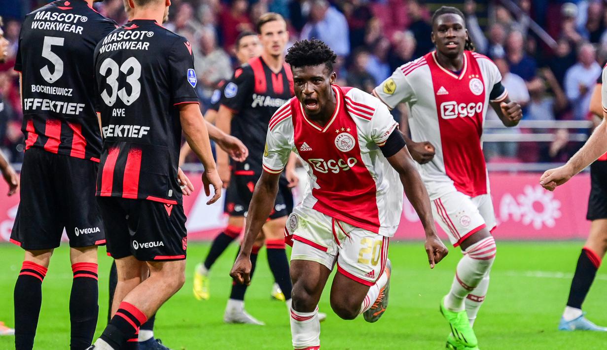 Mohammed Kudus. Meski Ghana tak lolos ke fase gugur pada Piala Dunia 2022, namun penampilan gelandang serang berusia 22 tahun milik Ajax Amsterdam ini cukup menjanjikan dengan torehan 2 gol dari 3 laga. Manchester Unted lagi-lagi menjadi klub terdepan bersama Liverpool untuk mendapatkan pemain kelahiran 14 November 2019 ini. Hal ini tak lepas dari pengalaman MU yang telah beberapa kali mendatangkan pemain asal klub Eredivisie, termasuk Ajax Amsterdam. (AFP/ANP/Olaf Kraak)