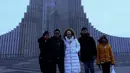 Tak hanya bermainsalju, namun Eko Patrio dan keluarga juga mengunjungi Hallgrimskirkja, yakni gereja sekaligus landmark kota Islandia, yang dibangun pada tahun 1945 atas ide dari Guðjón Samúelsson pada tahun 1937.   (Instagram/viona__rosalina)