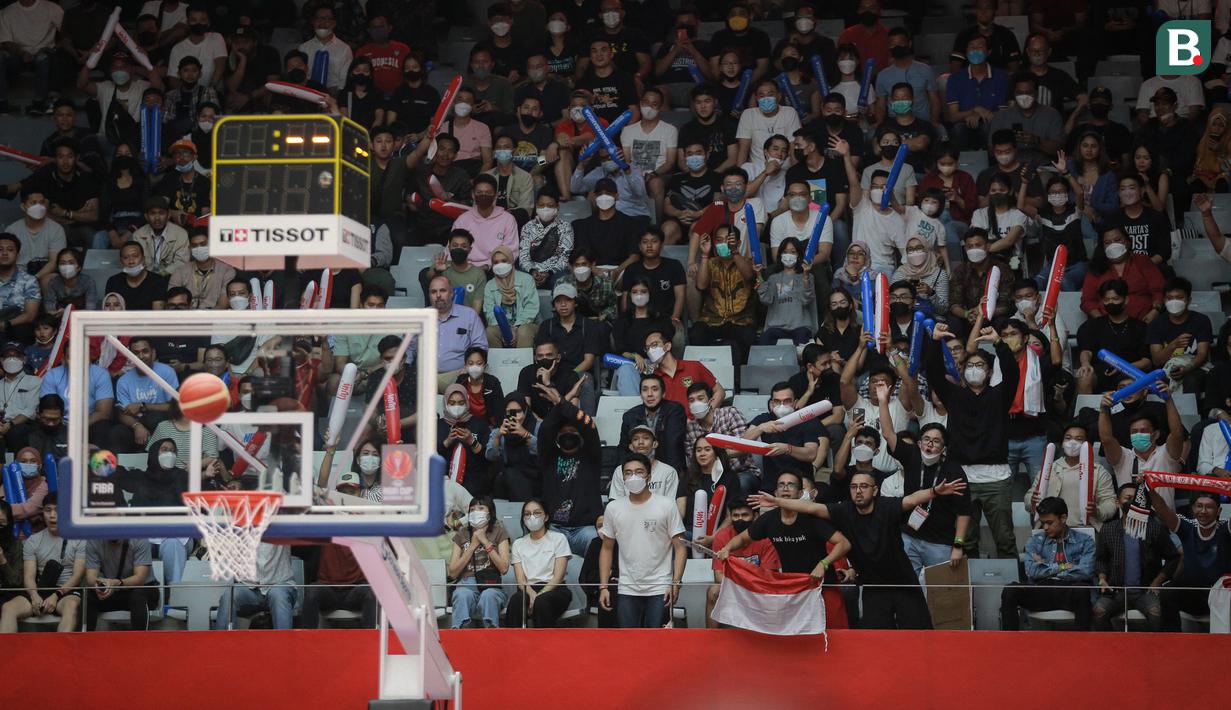 <p>Penonton memberikan dukungan kepada Timnas Basket Indonesia saat matchday pertama Grup A FIBA Asia Cup 2022 antara Timnas Arab Saudi melawan Timnas Indonesia di Istora Senayan, Jakarta, Selasa (12/07/2022). (Bola.com/Bagaskara Lazuardi)</p>