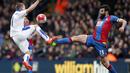 Gelandang, Crystal Palace, Mile Jedinak duel bola atas dengan gelandang Leicester, Marc Albrighton, pada laga Liga Premier Inggris di Stadion Selhurst Park, London, Sabtu (19/3/2016). Crystal Palace takluk 0-1 dari Leicester. (AFP/Adrian Dennis)