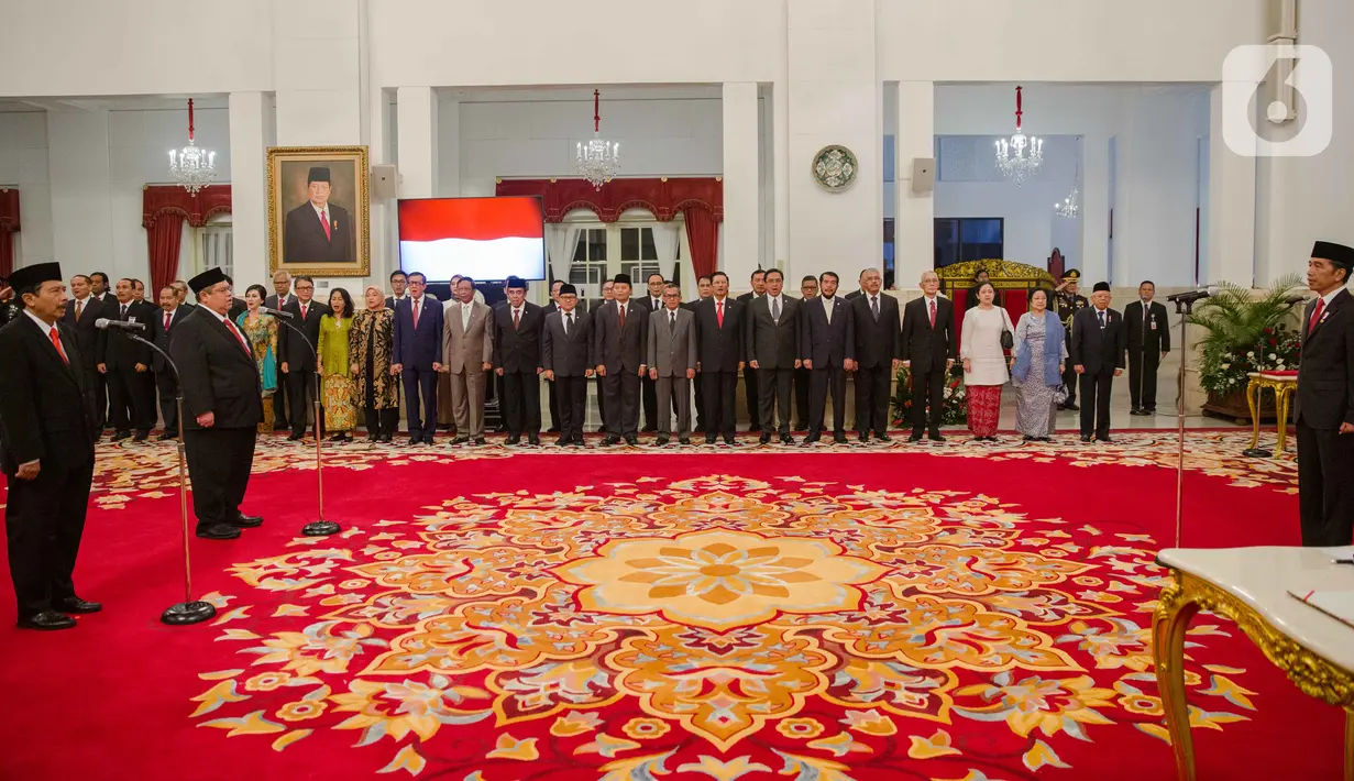 Presiden Joko Widodo atau Jokowi (kanan) melantik Kepala Badan Pembinaan Ideologi Pancasila (BPIP) Yudian Wahyudi (kiri) dan Kepala Badan Pengawasan Keuangan dan Pembangunan (BPKP) Muhammad Yusuf Ateh (kanan) di Istana Negara, Jakarta, Rabu (5/2/2020). (Liputan6.com/Faizal Fanani)