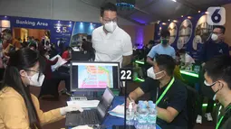 CEO PT Lippo Karawaci Tbk. (LPKR) meninjau aktivitas penjualan rumah inden Cendana Cove Verdant di MaxxBox Lippo Village, Tangerang, Sabtu (12/2/2022). Cendana Cove Verdant merupakan proyek perdana 250 unit rumah yang diluncurkan di awal tahun 2022. (Liputan6.com/HO/Firdi)
