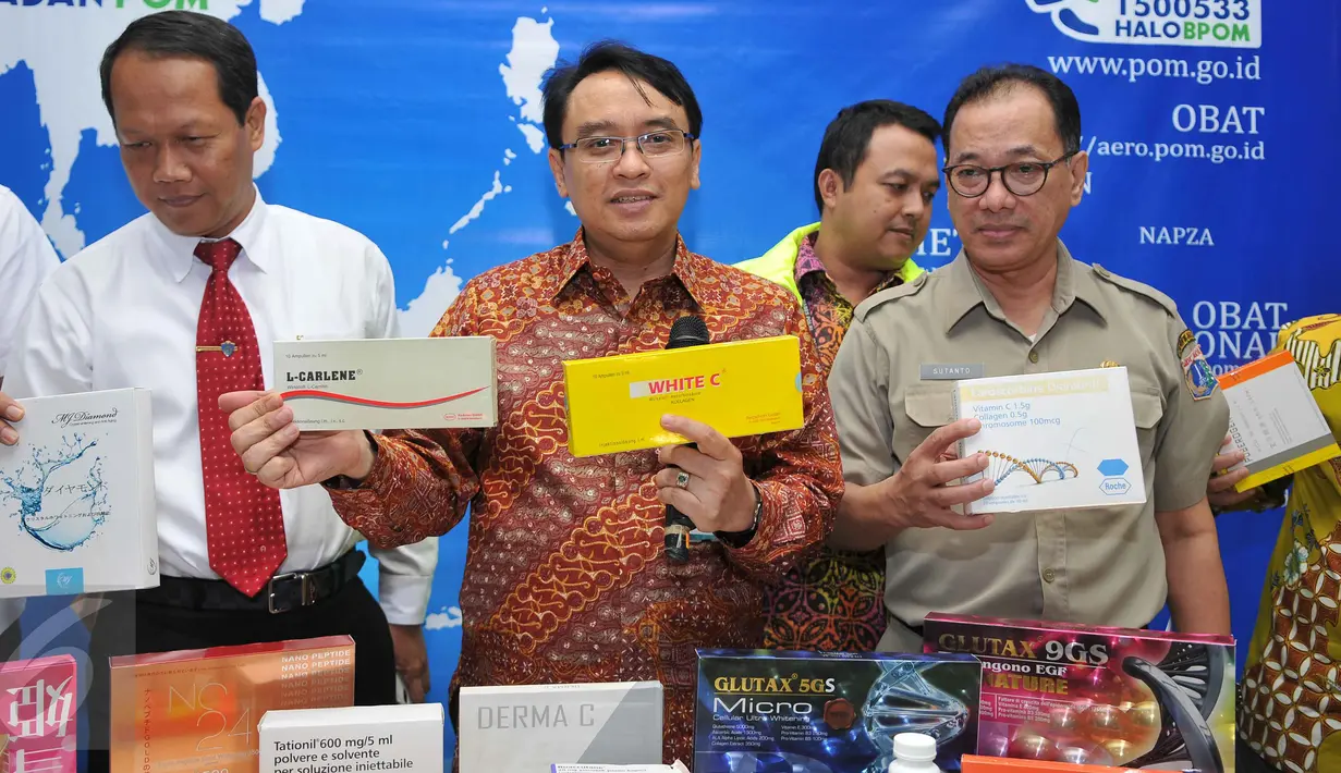 Kepala BPOM Roy Sparringa (tengah) menunjukkan obat ilegal hasil operasi Storm VI tahun 2015 di kantor BPOM, Jakarta, Selasa (27/10/2015). BPOM memusnahkan produk obat dan kosmetika ilegal senilai Rp 20,8 miliar. (Liputan6.com/Gempur M Surya)