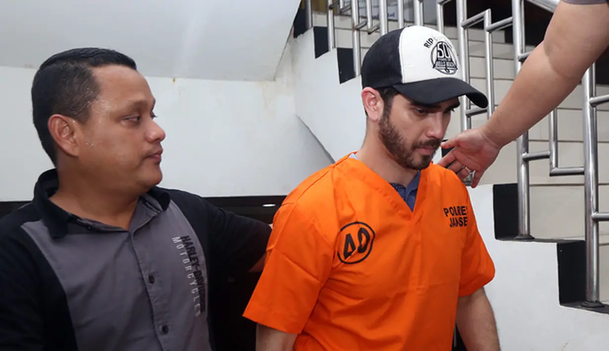 Fachri ditangkap ketika baru bangun tidur. Ayah dua anak itu ditangkap dihadapan anak-anaknya yang masih kecil. Beberapa alat bukti diamankan Satuan Reserse Narkoba Jakarta Selatan. (Deki Prayoga/Bintang.com)