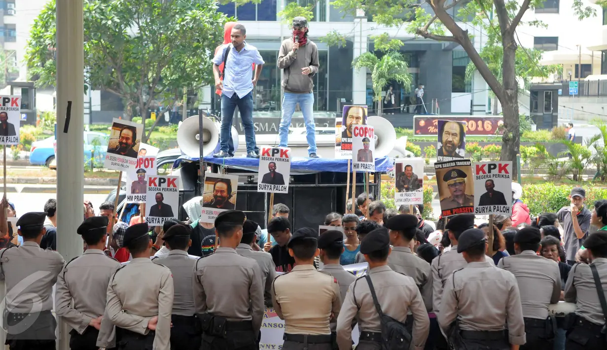 Petugas kepolisian berjaga-jaga saat aksi massa di depan Gedung KPK, Jakarta, Senin (4/1/2016). Mereka menuntut KPK untuk mengusut tuntas aliran dana bansos yang diberikan Gatot Pujo Nugroho kepada sejumlah pihak. (Liputan6.com/Helmi Afandi)