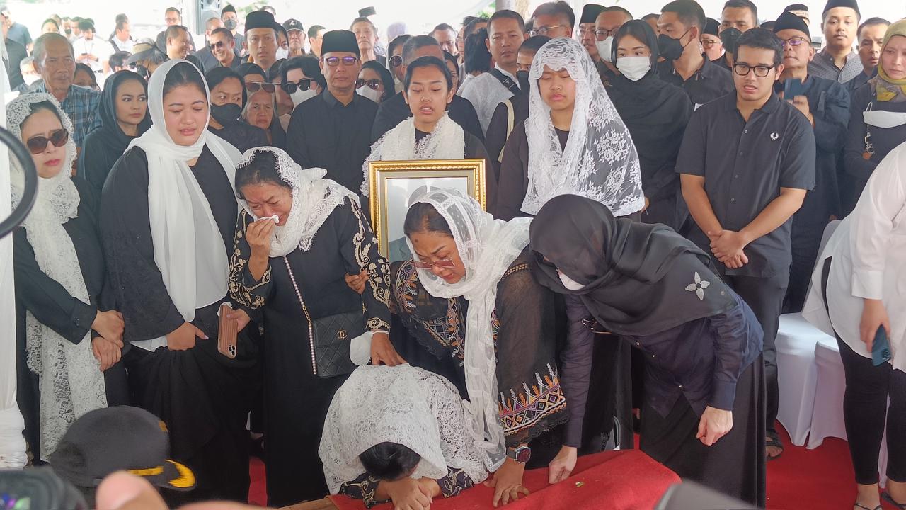 Suasana haru menyelimuti pemakaman ayah mertua Puan Maharani, Bambang Sukmonohadi di TPU Tanah Kusir, Jakarta Selatan pada Sabtu, (3/6/2023).