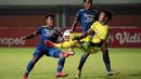 Pemain Persib Bandung, Frets Butuan (tengah) dan Febri Hariyadi berebut bola dengan kiper PS Sleman, Ega Rizky Pramana dalam laga leg pertama semifinal Piala Menpora 2021 di Stadion Maguwoharjo, Sleman, Jumat (16/4/2021). Persib menang 2-1 atas PS Sleman.