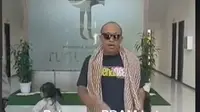 Protes Air Mati 3 Hari di Rumahnya, Pria Boyong Anak Istri Mandi di Kantor PDAM.&nbsp; foto: TikTok @dannylahor