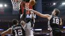 Pau Gasol (16) dan rekannya LaMarcus Aldridge melakukan blok terhadap tembakan pemain Houston Rockets, James Harden (13) pada gim keenam semifinal NBA Wilayah Barat di Houston, (11/5/2017). Spurs menang 114-75. (AP/Eric Christian Smith)