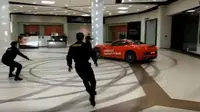 Dengan menggunakan Ferrari California, mantan Walikota Arkhangelsk, Alexander Donskoi membuat kekacauan di pusat perbelanjaan Viasna, Rusia. ()