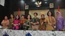 Pansel KPK berpose bersama usai mengumumkan para calon yang mendaftar menjadi pimpinan KPK, Jakarta, Sabtu (4/7/2015). Pansel KPK mengumumankan sebanyak 194 pendaftar yang lolos seleksi tahap awal. (Liputan6.com/Herman Zakharia)