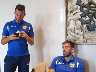 Dua bintang asing Persib Bandung Ilija Spasojevic dan Vladimir Vujovic bersantai di hotel jelang laga final Piala Presiden di Stadion Utama Gelora Bung Karno. (Bola.com/Vitalis Yogi Trisna)
