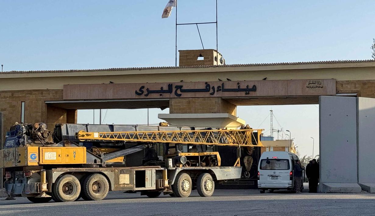 Tahap kedua dari perjanjian gencatan senjata menyerukan pembentukan komite Palestina baru untuk memerintah Gaza. Tampak dalam foto, Sebuah derek konstruksi memasuki sisi Mesir dari penyeberangan perbatasan Rafah dengan Jalur Gaza di timur laut Mesir pada 1 Februari 2026. (Foto oleh AFP)
