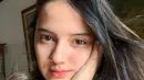 Banyak warganet menyebut Rhesma Anissa memiliki garis wajah yang sama dengan Nia Ramadhani. Kecantikannya berhasil membuat netizen terpesona akan paras Rhesma Anissa. Meski Rhesma tampil natural, ia tetap cantik memesona.(Liputan6.com/IG/@rhesmanissa_)