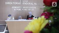 Petugas menunggu masyarakat yang ingin melaporkan SPT di Kantor Direktorat Jenderal Pajak di Jakarta, Rabu (11/3/2020). DJP menargetkan pelaporan SPT tahun ini bisa mencapai 15,2 juta atau sekitar 80 persen wajib pajak yang wajib melaporkan pembayaran pajaknya. (Liputan6.com/Angga Yuniar)
