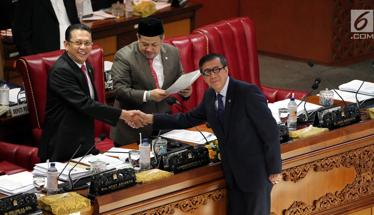 Menteri Hukum dan HAM Yasonna Laoly menyerahkan pandangan pemerintah ke Ketua DPR Bambang Soesatyo dalam rapat paripurna DPR di Senayan, Selasa (23/9/2019). Sebanyak 288 dari 560 anggota DPR menghadiri rapat yang beraganda pengambilan keputusan strategis terhadap enam RUU. (Liputan6.com/Johan Tallo)