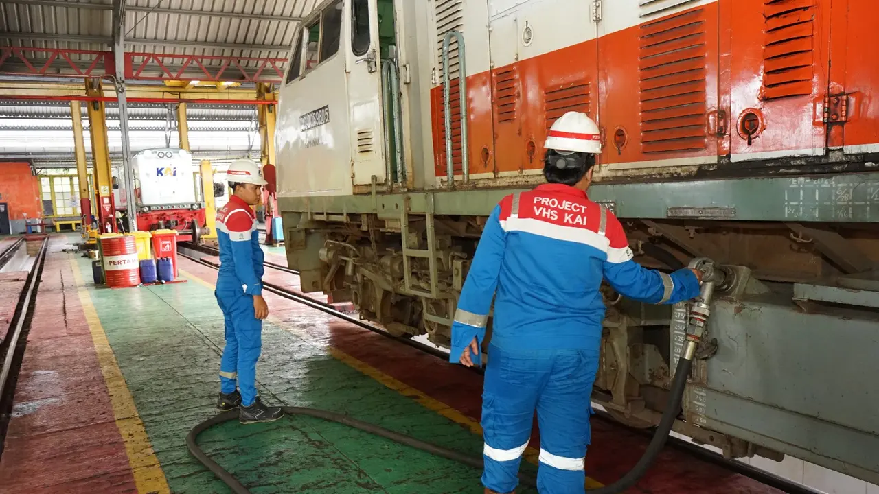 Proses pengisian BBM di depo Kereta Api Daop 9 Jember (Istimewa)
