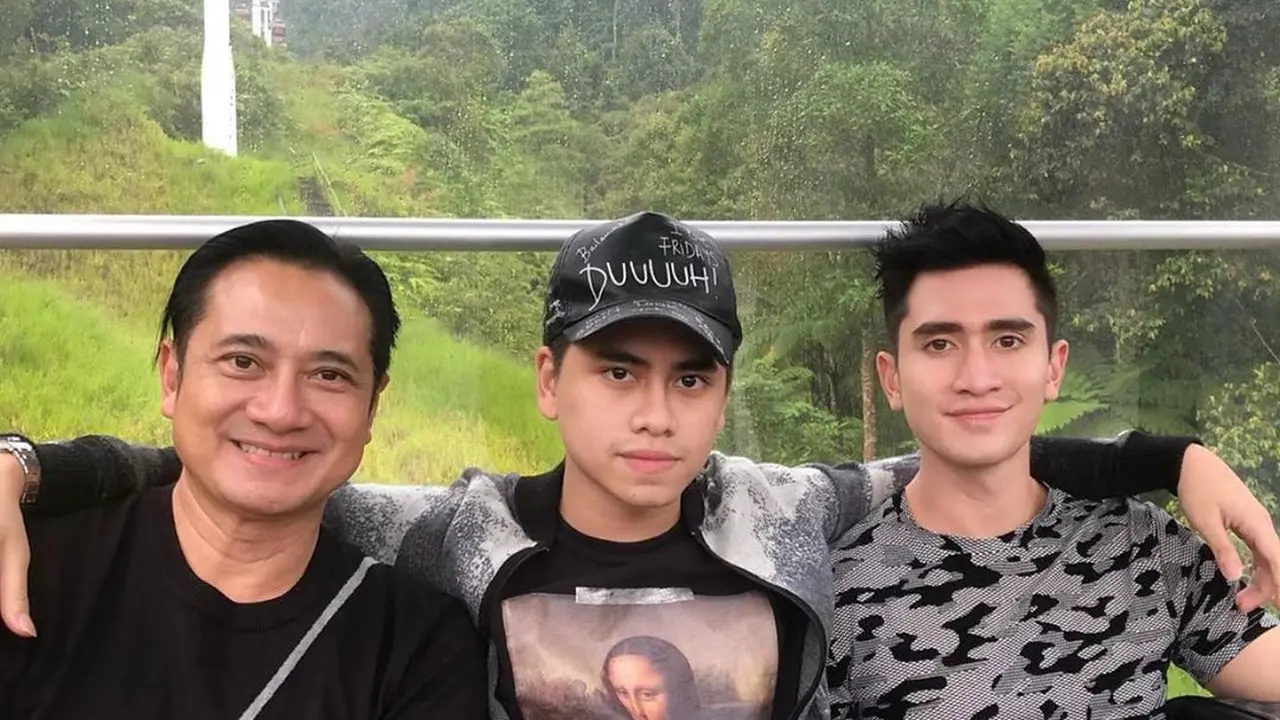 6 Potret Kebersamaan Verrell Bramasta dan Athalla Naufal Bareng Sang Ayah, Selalu Kompak