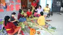 Sejumlah ibu serati banten mempersiapkan Gebogan yang akan digunakan dalam upacara Mecaru dalam menyambut perayaan hari Raya Nyepi dan Tahun baru Saka 1941 di Pura Tribhuana Agung Sukmajaya Depok, Jawa Barat, Selasa (5/3). (Liputan6.com/Herman Zakharia)