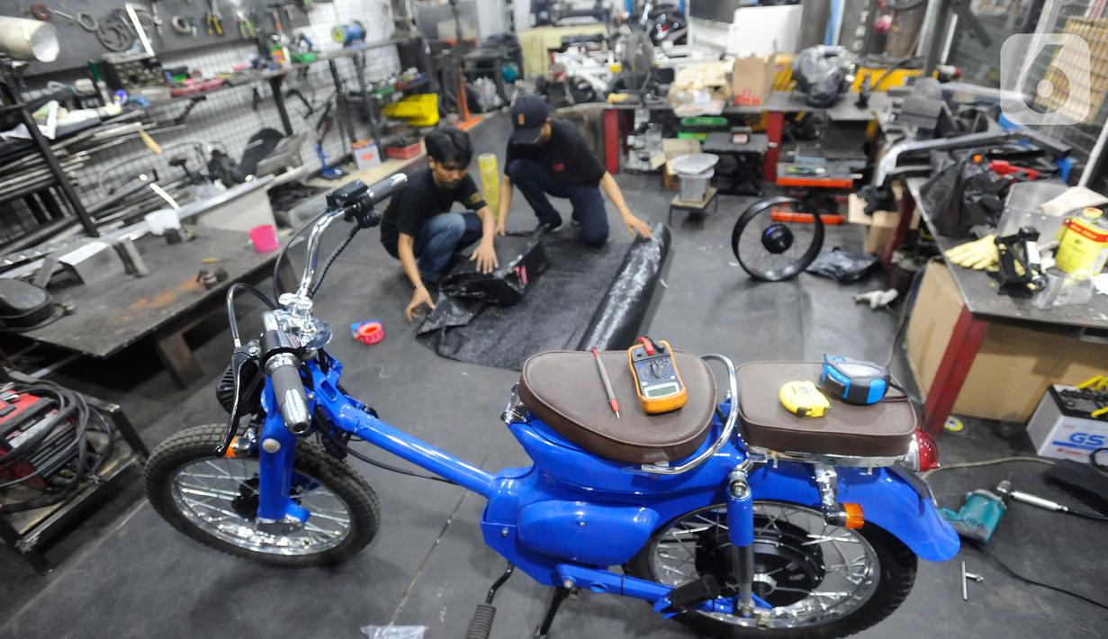 Mekanik menyelesaikan proses konversi motor listrik pada bengkel Elders Garage di basement Gedung Smesco, Jakarta, Selasa (20/12/20222). Konversi motor konvensional bermesin bensin ke listrik menjadi salah satu kebijakan yang dikeluarkan pemerintah. Untuk mempercepat tren elektrifikasi, pemerintah mendorong program konversi dengan memberikan subsidi Rp 6,5 juta.
(merdeka.com/Arie Basuki)
