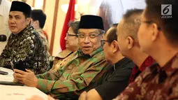 Ketua Umum PBNU KH Said Aqil Siroj memberikan keterangan pers di Jakarta, Jumat (15/12). Tokoh lintas agama ini membaca butir-butir sikap solidaritas yang telah mereka sepakati. (Liputan6.com/JohanTallo)