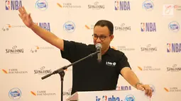 Gubernur DKI Jakarta Anies Baswedan, memberikan sambutan pada puncak acara National Training Camp di Pluit Village Mall, Jakarta, Minggu (29/7). Sebanyak 16 anak terpilih sebagai Jr NBA Indonesia All-Star 2018. (Liputan6.com/Fery Pradolo)