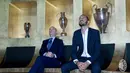 CEO AC Milan, Marco Fassone, foto bersama Leonardo Bonucci di Casa Milan, Milan, Jumat (14/7/2017). AC Milan resmi mendatangkan mantan bek Juventus itu dengan harga 36,7 juta poundsterling. (AC Milan)