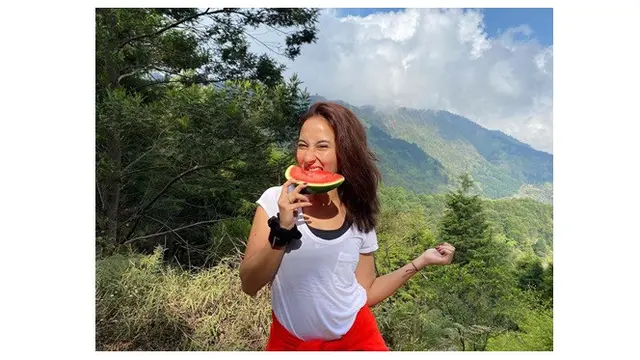 7 Potret Naomi Zaskia saat Ikut Mendaki Gunung Prau, Semangat Banget