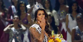 Setelah menanti sejak beberapa waktu lalu, akhirnya nama Iris Mittenaere berhasil menjadi pemenang Miss Universe 2016 yang digelar pada tahun 2017 ini. Malam final pun berlangsung di Manila, Filipina, pada Senin (30/1) waktu setempat. (doc.dailymail.com)