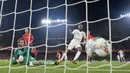 Proses terjadinya gol yang dicetak Raheem Sterling ke gawang Spanyol pada laga UEFA Nations League di Stadion Benito Villamarin, Sevilla, Senin (15/10). Spanyol kalah 2-3 dari Inggris. (AFP/Jorge Guerrero)