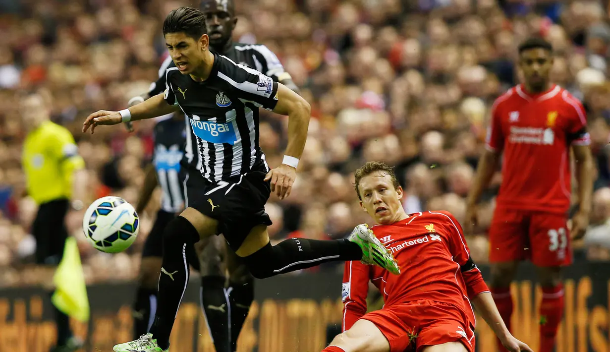 Penyerang Newcastle,  Ayoze Perez (kiri) berusaha melewati pemain liverpool Lucas Leiva saat Laga Liga Premier Inggris di Anfield Stadium, Inggris, Senin (13/5/2015). Liverpool menang 2-0 atas Newcastle United. (Reuters/Andrew Yates)