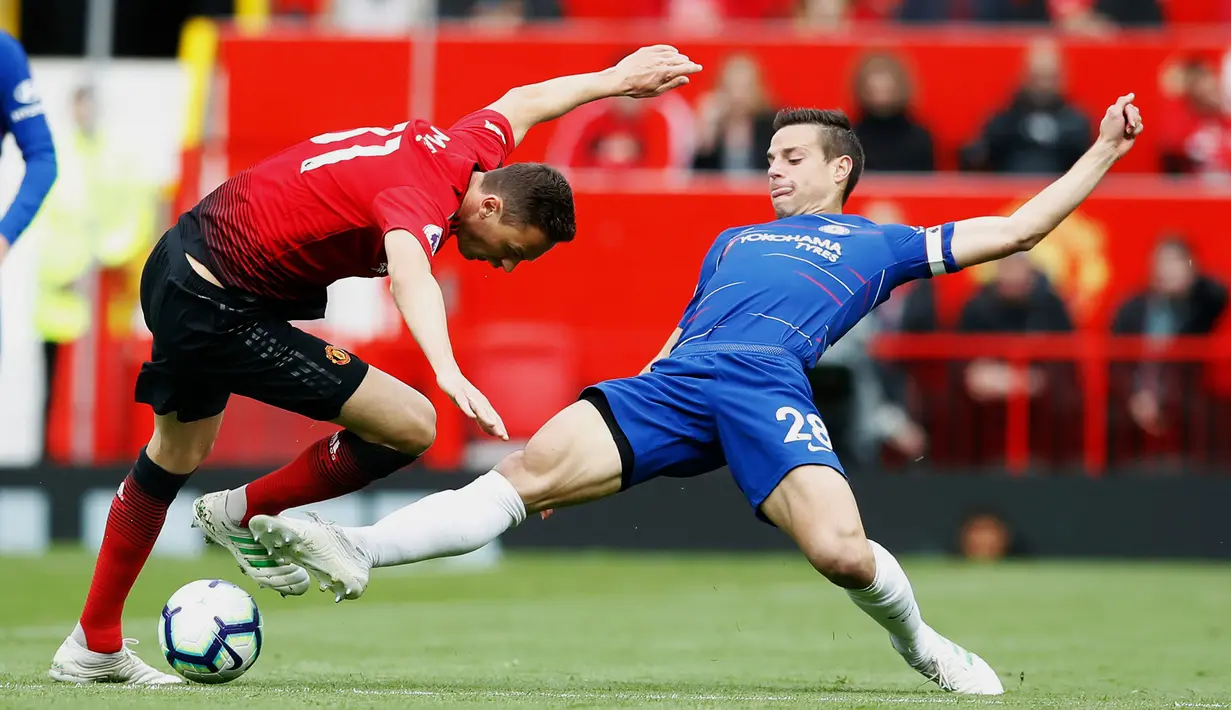 Pemain Manchester United Nemanja Matic (kiri) dan pemain Chelsea Cesar Azpilicueta berebut bola saat bertanding dalam lanjutan Liga Inggris 2018-2019 di Old Trafford, Manchester, Inggris, Minggu (28/4/2019). Pertandingan berakhir dengan skor 1-1. (Martin Rickett/PA via AP)