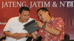 Politisi PKS Mardani Ali Sera (kiri) berbincang dengan Direktur Riset RTK, Rikola Fedri pada survei elektabilitas Cagub dan Cawagub Pilkada 2018 di Jakarta, Jumat, (22/6). (Liputan6.com/Fery Pradolo)