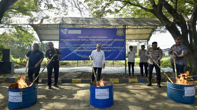 Menteri Perdagangan RI, Zulkifli Hasan (Zulhas) kembali memusnahkan sejumlah barang impor ilegal atau tak berizin dengan potensi kerugian negara mencapai Rp 13,3 miliar.