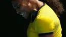Serena Williams melakukan selebrasi usai mengalahkan petenis Rusia, Maria Sharapova pada perempat final turnamen tenis Australia Open 2016 di Melbourne Park (26/1). Williams Kalahkan Sharapova 6-4, 6-1. (REUTERS/Thomas Peter)